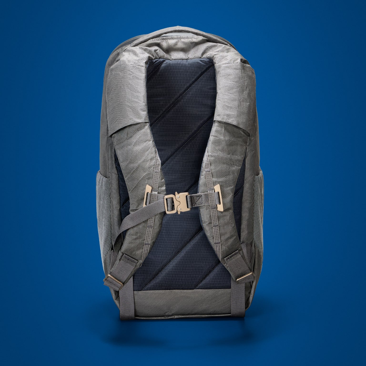 MOUNTAIN-PANEL-LOADER-22L-MPL22-CARRYOLOGY-GRIFFIN-KLUDDE-gravel-gray-breathable-back-panel-min.jpg