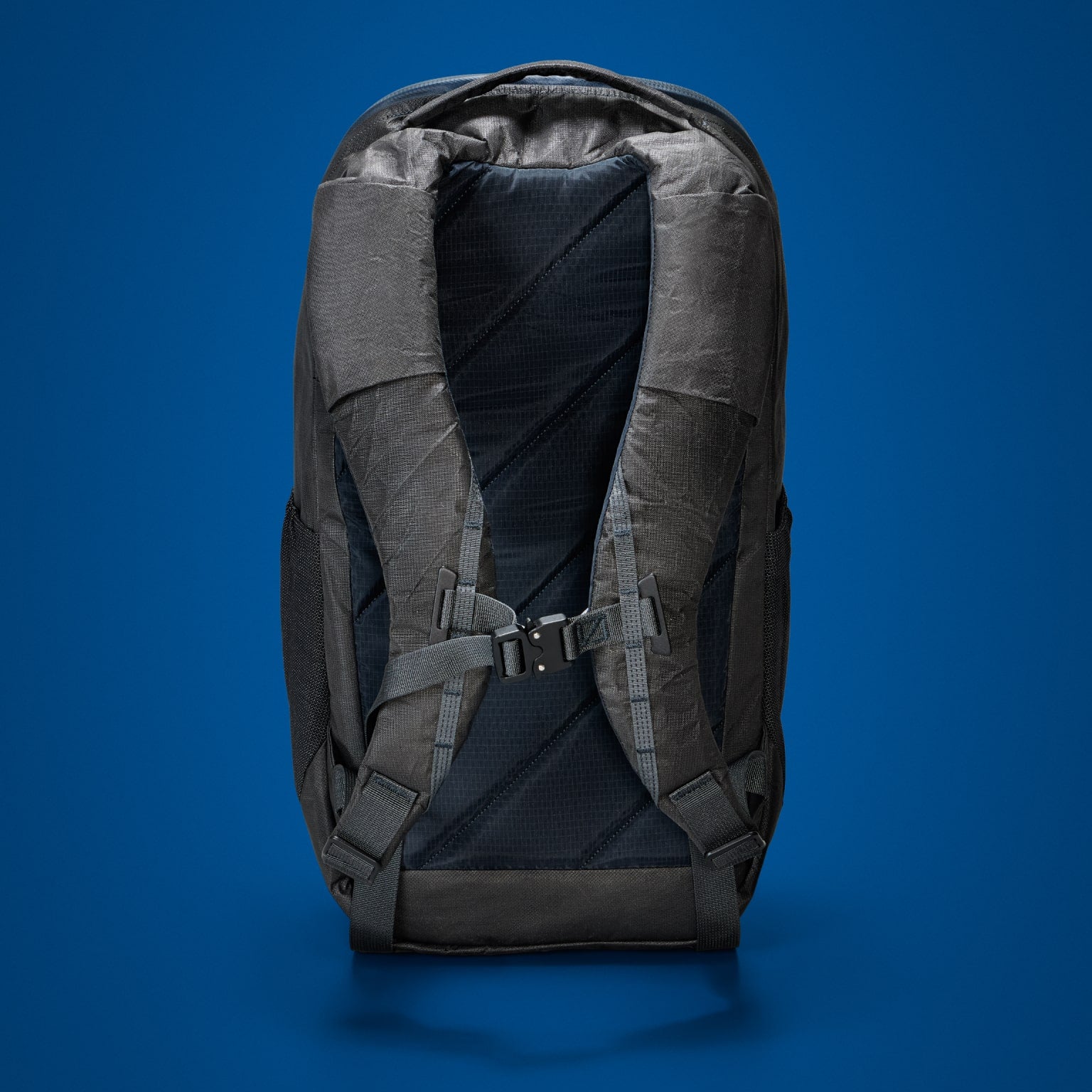 MOUNTAIN-PANEL-LOADER-22L-MPL22-CARRYOLOGY-KLUDDE-ULTRA-black-magic-breathable-back-panel-min.jpg