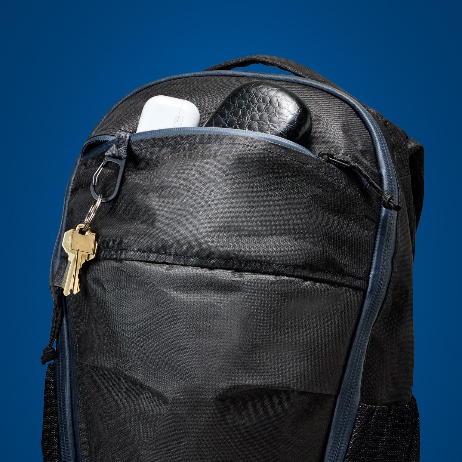 MOUNTAIN-PANEL-LOADER-22L-MPL22-CARRYOLOGY-KLUDDE-ULTRA-black-magic-lid-pocket-min.jpg